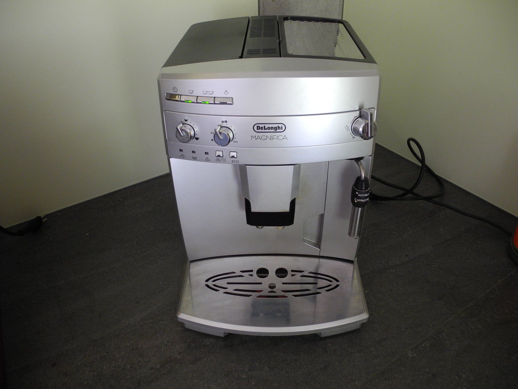 De'Longhi Macchine per caffè & Macchine per espresso: Delonghi Magnifica – Usato da Worb venduto da kebe01