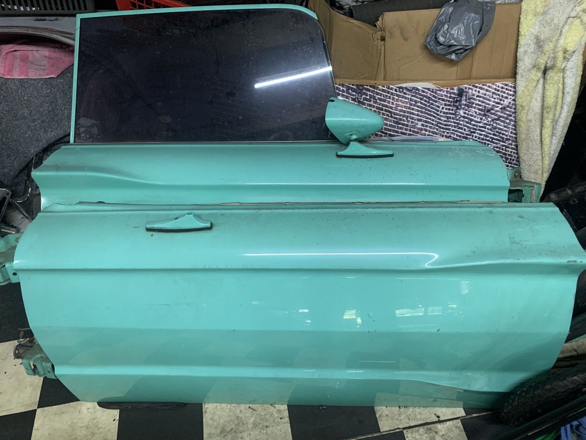 Tutti pezzi di ricambio auto: Ford Thunderbirds 1966 div Blechteile Stossstangen – Usato da Niederglatt ZH venduto da fri_m9zr