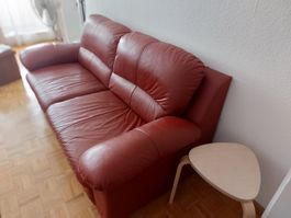 2 sofas, rote kunstleder, 2er und 3er, guter zustand