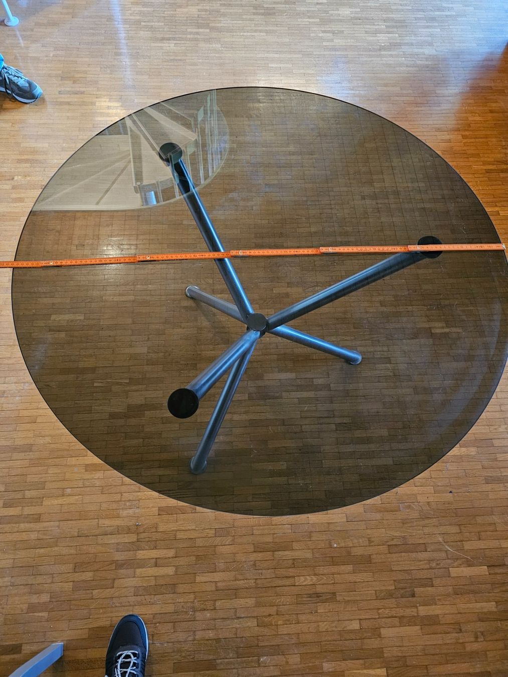 Tavoli: Outdoor Tisch mit runder Glasplatte – Usato da  venduto da