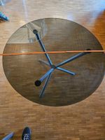 Outdoor Tisch mit runder Glasplatte