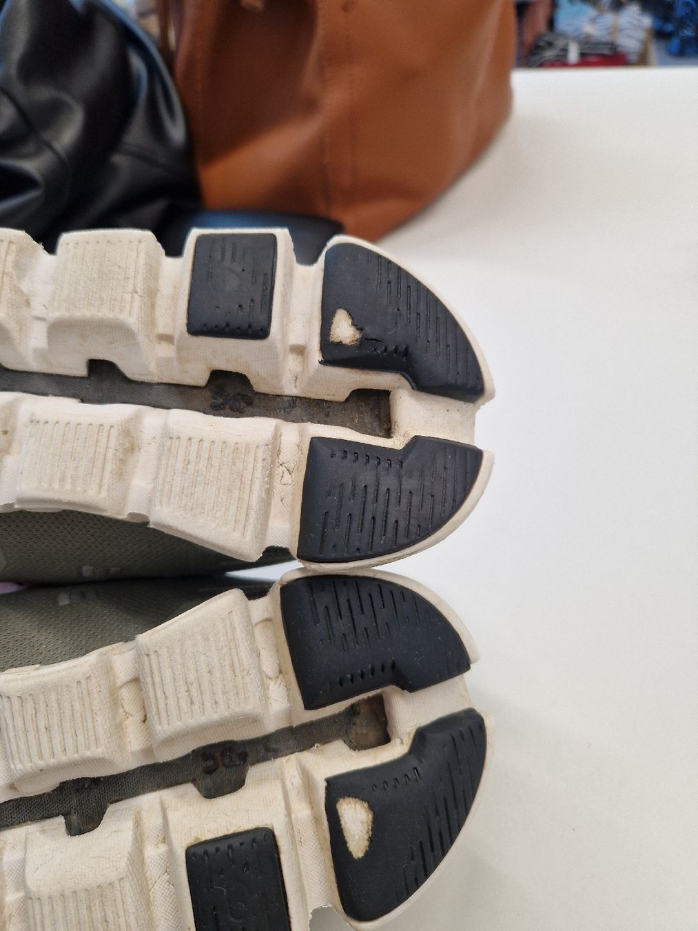 On Herrenschuhe: ON Sneaker Grösse: 38 – Gebraucht aus Wallisellen von misnenes 4