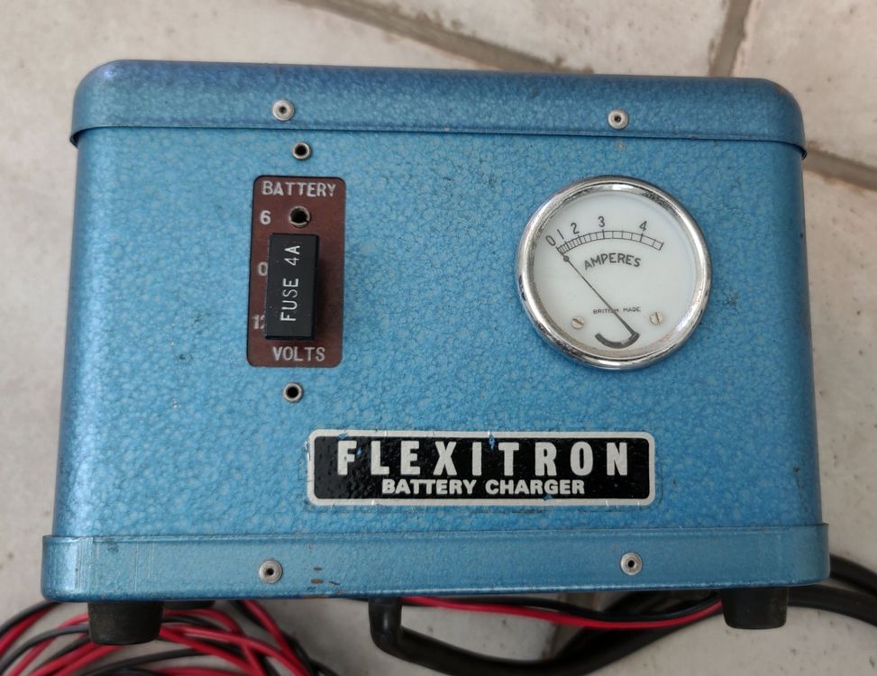 altes Vintage-Batterieladegerät 