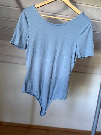 BLAUES BODYSHIRT MIT RUNDHALSAUSSCHNITT
