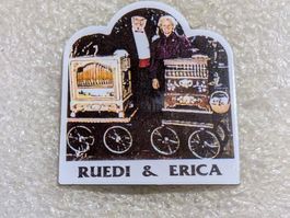 Ansteckpin 125: Drehorgel Spieler Erica & Ruedi