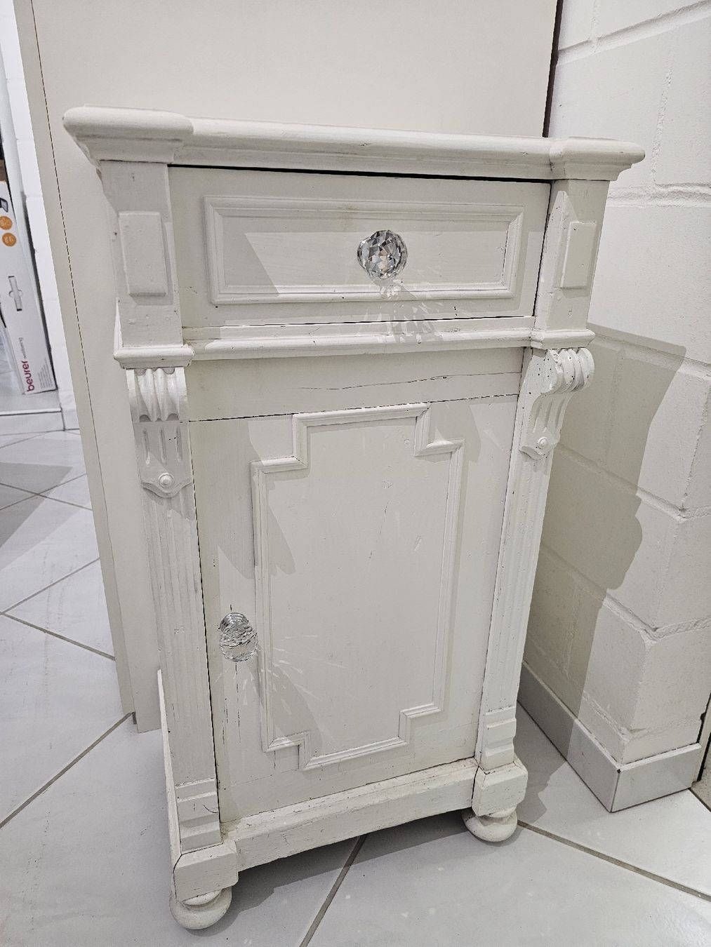 Comodini: Antikes Nachttischchen Shabby Chic weiss – Usato da Obergerlafingen venduto da Deluxepoint