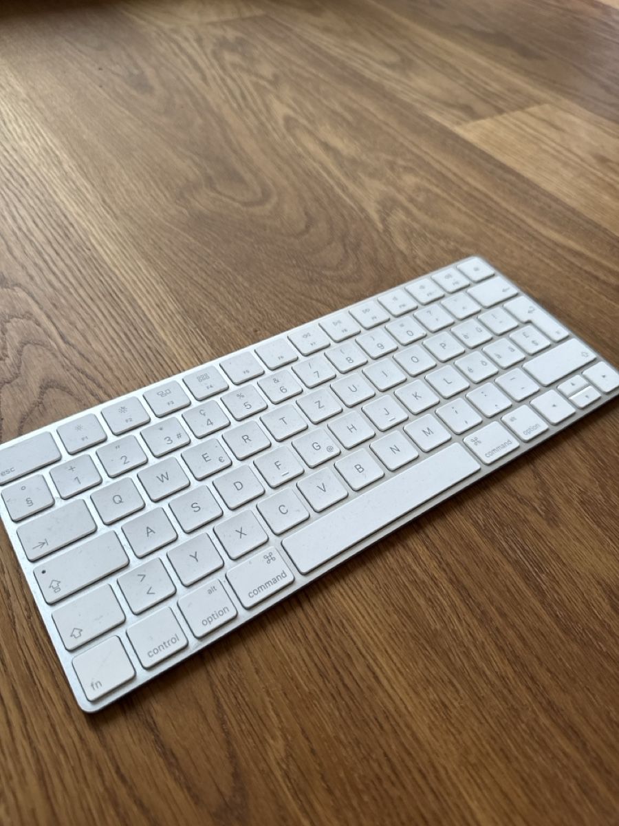 Apple Tastiere: Apple Magic Keyboard 1. Gen – Usato da Zürich venduto da dar_k5h2