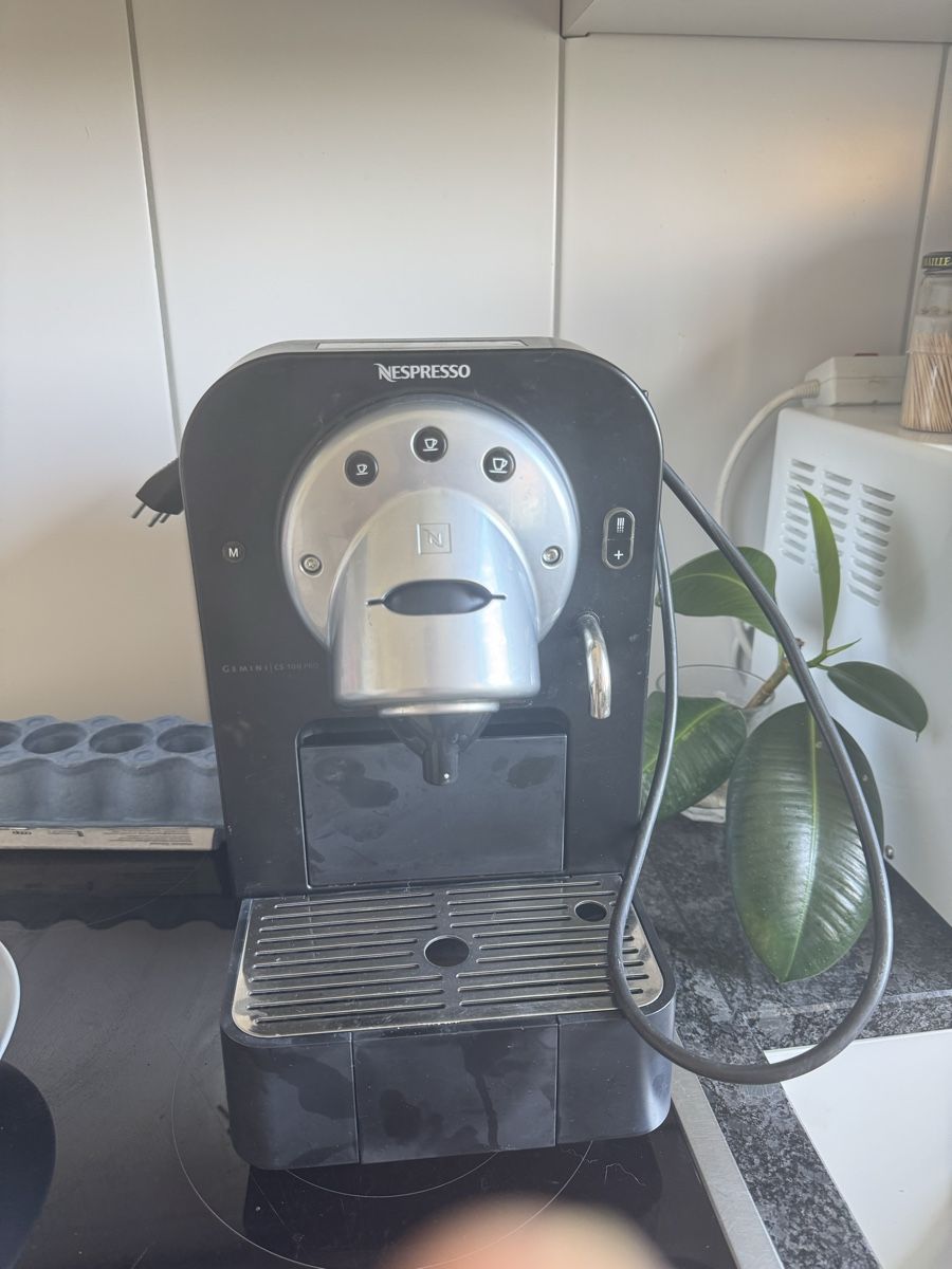 Nespresso Macchine per caffè & Macchine per espresso: Machine à café Nespresso pro – Difettoso da Gampelen venduto da nasoka
