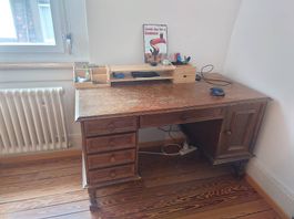 Schreibtisch aus Massivholz mit viel Stauraum