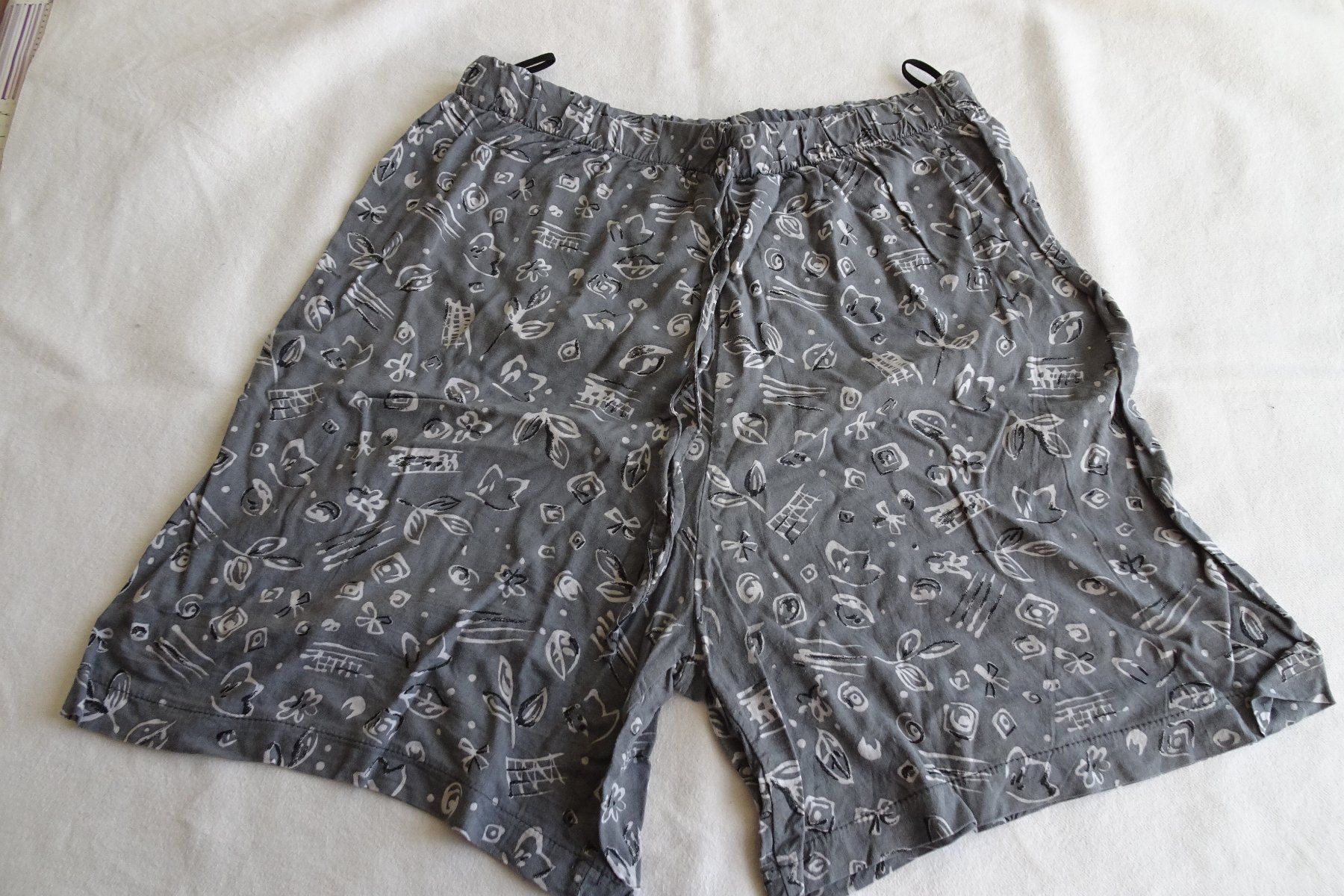 Hosen: kurze leichte Shorts Gr. S grau gemustert – Gebraucht aus Strengelbach von schmetterling20