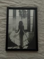 Bild mit Rahmen Frau im Kleid