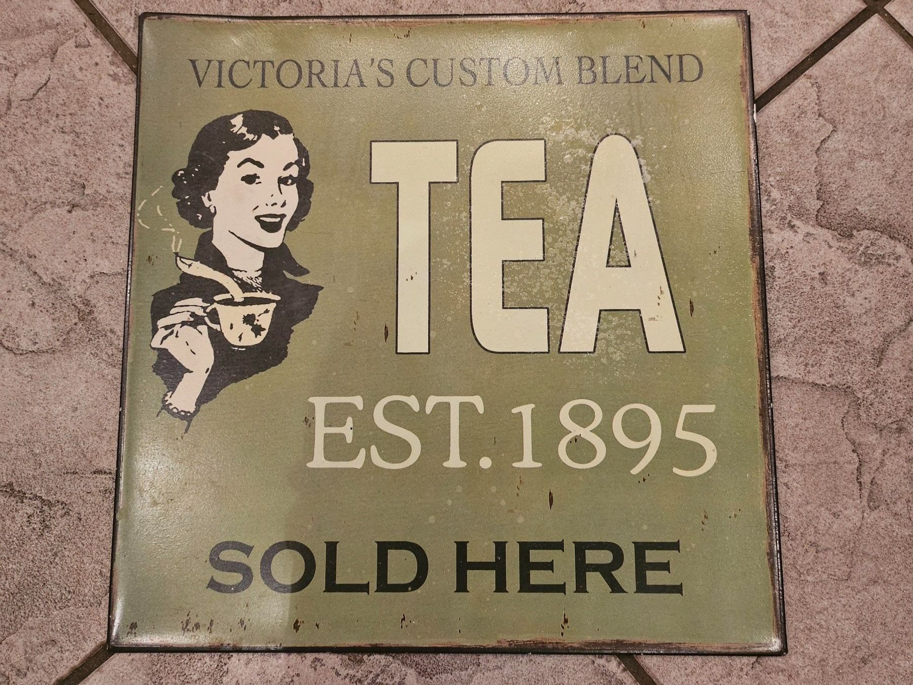 Schilder: Blechschild Victoria's custom Blend TEA est. 1895, – Neu (gemäss Beschreibung) aus Kollbrunn von equipe-bachofner.ch
