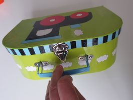 Valise enfant verte décorée en carton