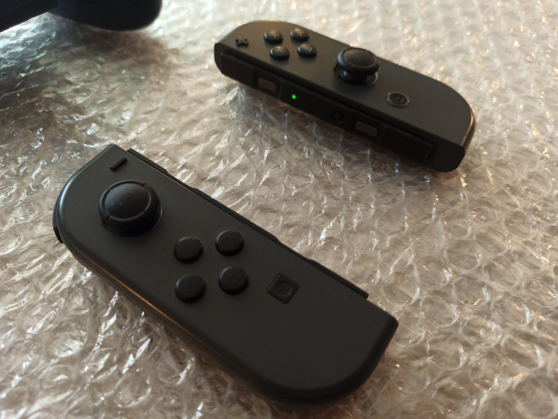 Nintendo Controller: Original Nintendo Switch Joy-Con (Grau) + Grip / NSW – Usato da Oberweningen venduto da mar_87mx 3