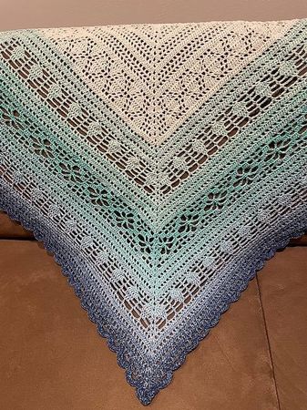 HANDMADE gehäkeltes Dreieckstuch, Schultertuch in blau/weiss