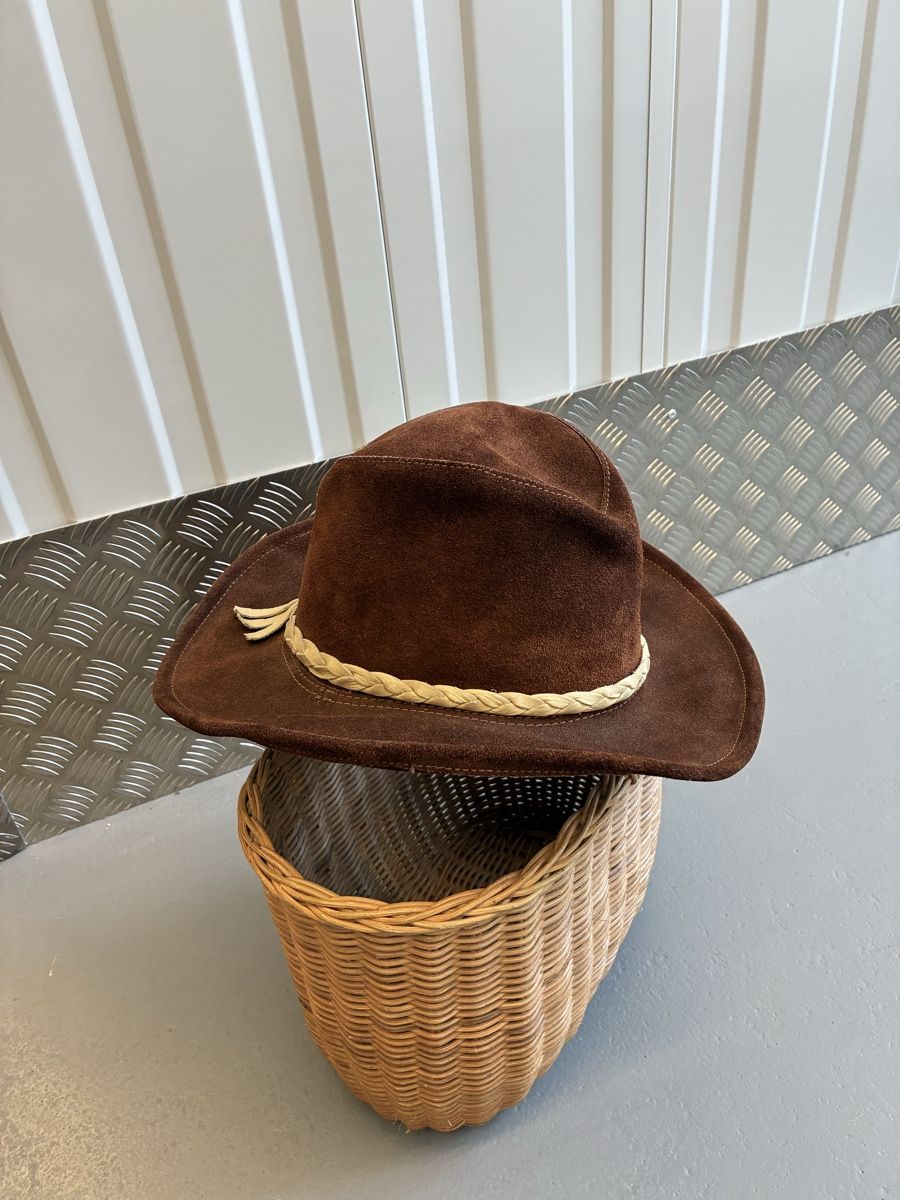 Copricapi, berretti & cappellini: Brauner Cowboyhut aus Wildleder – Usato da Bern venduto da wisemagpie
