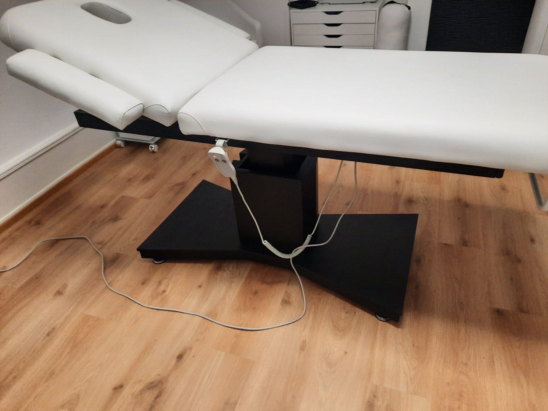 Lettini & sedie per cosmetici: Table de massage professionnelle, état impeccable ! – Usato da Lausanne venduto da Rouvrex 2