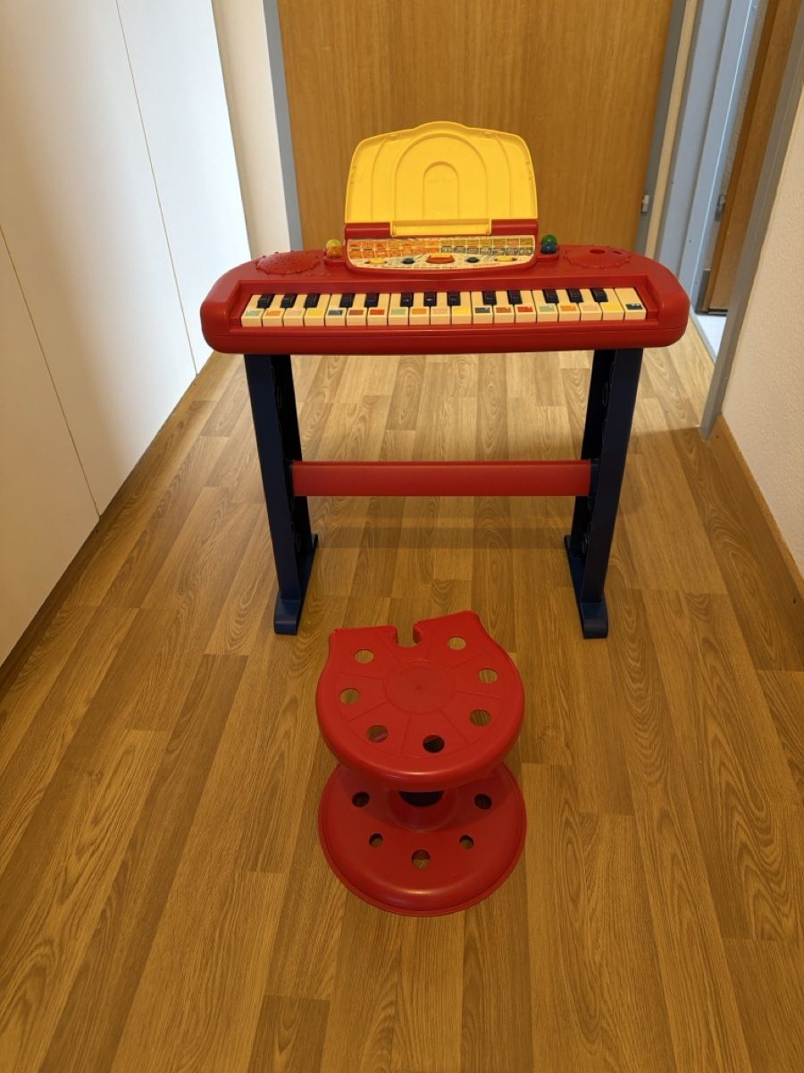 Giocattoli: Kinder Keyboard mit Hocker, Rot/Gelb, Winter-Schnäppchen! – Usato da Schaffhausen venduto da ana_swp2 1