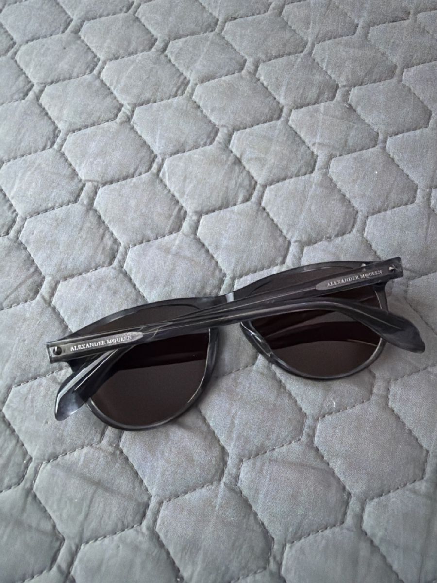Alexander Mcqueen Brillen & Gläser: Alexander McQueen Sonnenbrille – Gebraucht aus Dübendorf von MariaS. 2