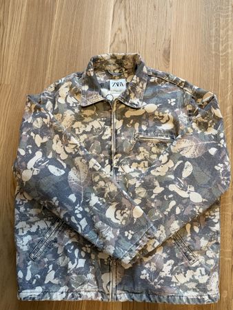 Zara Jacke mit speziellem Muster, Grösse M – Top Zustand!
