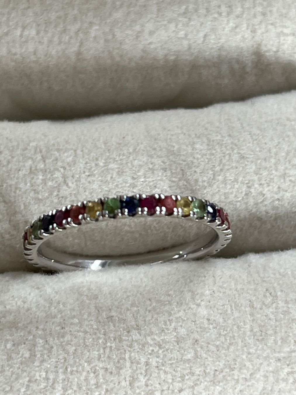Ringe: Alliance Memory Ring 18 K Weissgold, Regenbogen Saphire – Gebraucht aus Wald ZH von mo-zart 1
