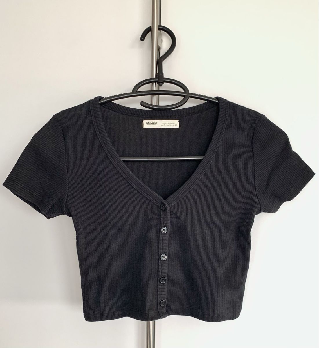 Top: Crop Tops - ZWEI Stück (Schwarz und Weiss) – Usato da Düdingen venduto da Hiron_o7