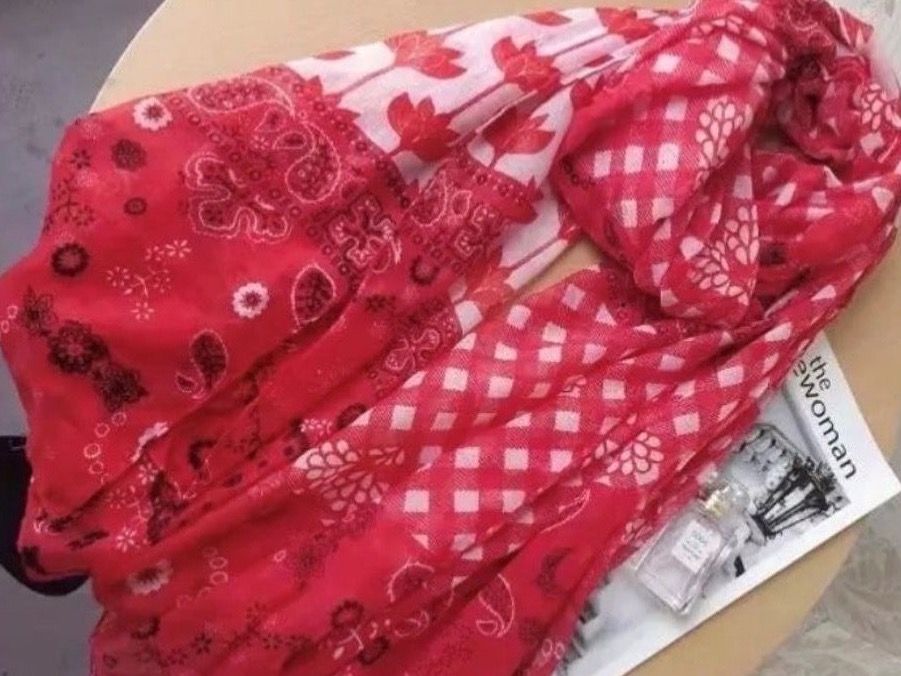 Foulard & Sciarpe: Desigual Schals – Nuovo (secondo la descrizione) da Birmenstorf AG venduto da BMW.M5 6