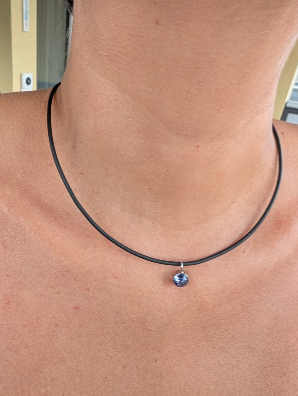 Ketten: Schicke Kunststoff kette mit Anhänger – Neu und originalverpackt aus Davos-Platz von v2cat 3