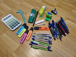 Büromaterial Konv. Rechner/Tacker/Stifte/Kugelschreiber etc.