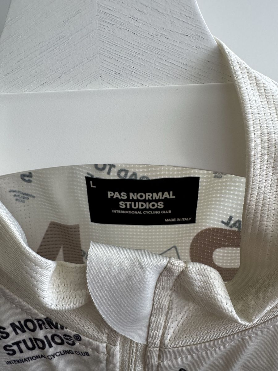 Pas Normal Studios Leibchen & Hosen: Radtrikot Pas Normal Studios Grösse L – Gebraucht aus Hombrechtikon von Sven_Gerber 3
