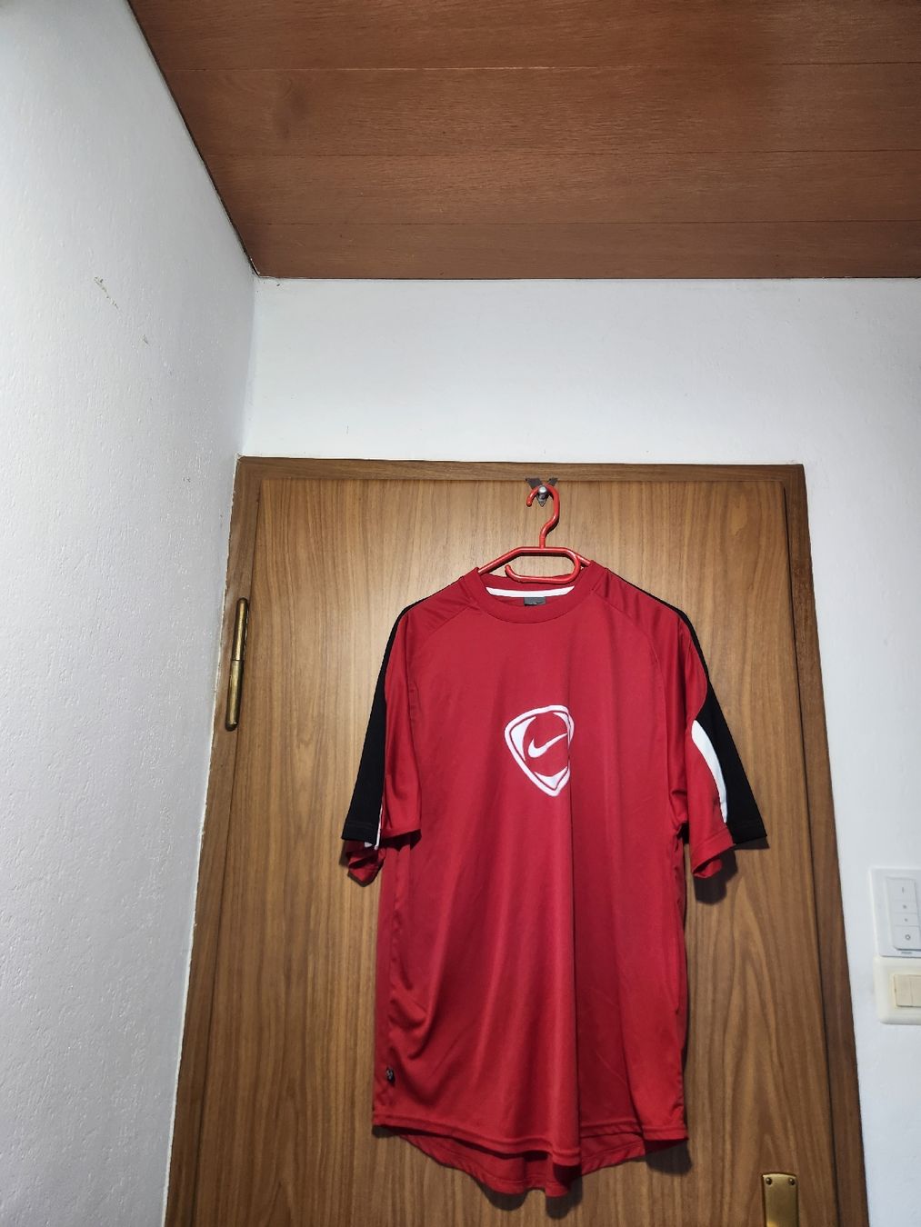 Nike T-shirt: T-shirt Nike rouge taille L  – Usato da Niedergösgen venduto da Eva2410