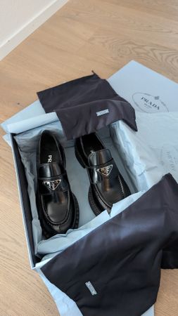 neu, noch nie getragen Prada Mokassins aus gebürstetem Leder