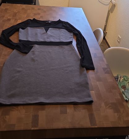 Elegantes Kleid mit langen transparenten Ärmeln, Grösse M,