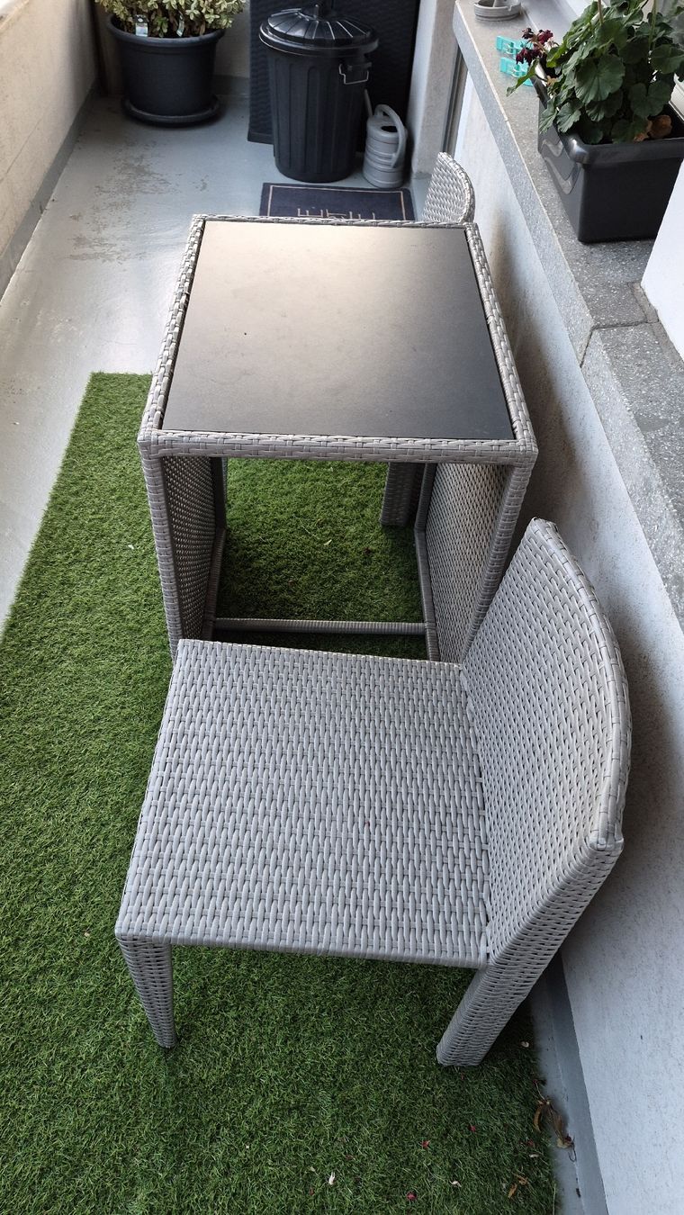 Tischset: Gartentisch mit zwei Stühlen Geflecht grau gebraucht – Gebraucht aus Sisikon von SanAndreas 2