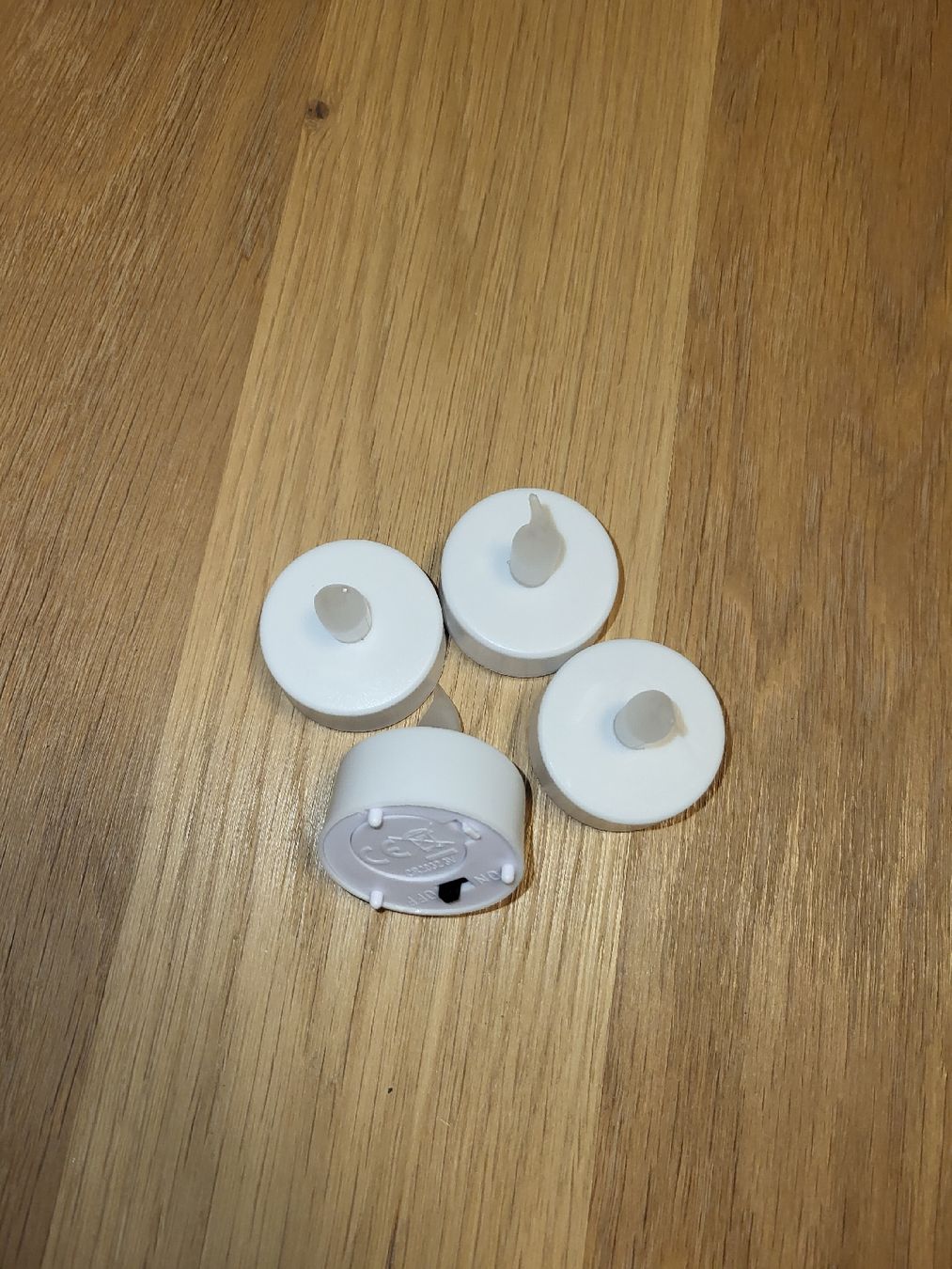 Candele: 4 LED-Teelichter, flackernd orange, neu mit Batterien – Nuovo (secondo la descrizione) da Goldach venduto da K.G.18