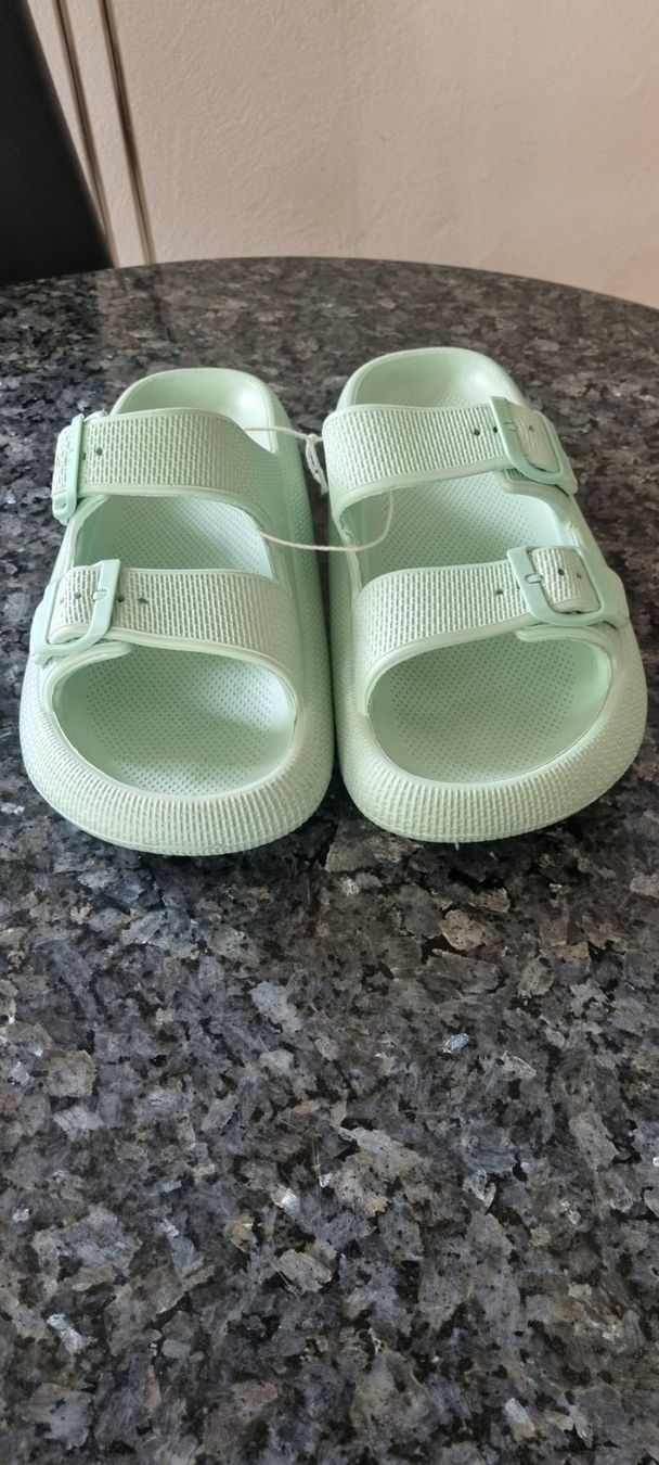Scarpe da uomo: Sandalen hellgrün Grösse 41 neu – Nuovo (secondo la descrizione) da egliswil venduto da Maggy6 1