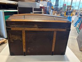 Truhe antik Koffer (Lot 300) Standort 6221 Rickenbach