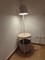 Stylische Stehlampe mit Beistelltisch & Aufbewahrung – Weiss