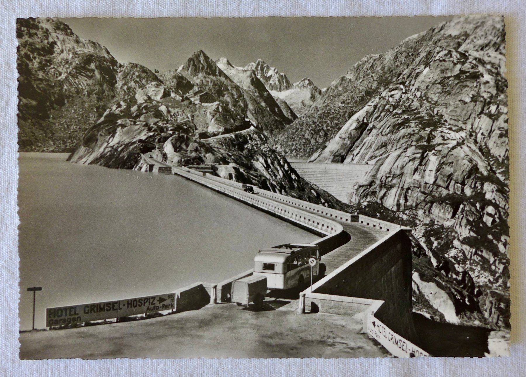 Cartoline postali: AK GRIMSEL - HOSPIZ BE, Staumauer, Postauto – Usato da Wallisellen venduto da aloa09