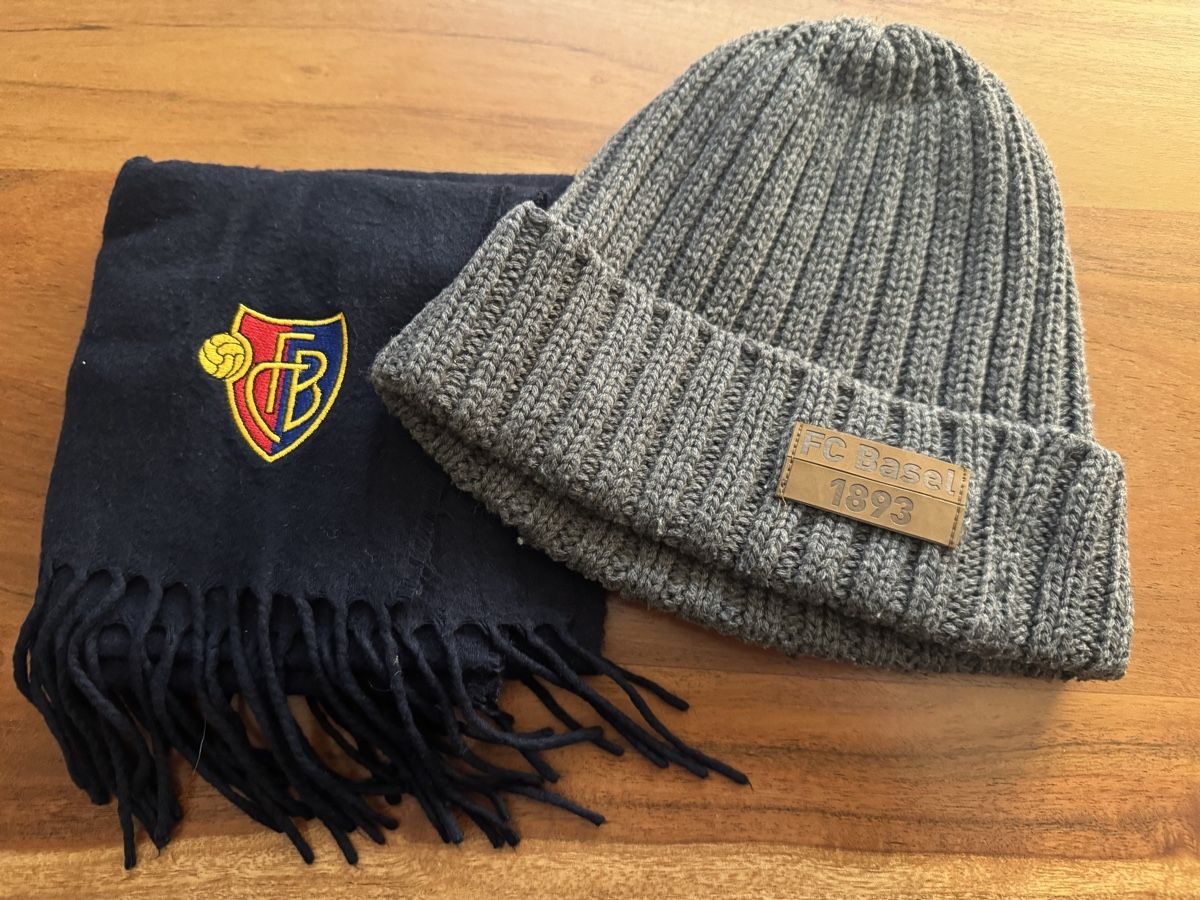 FC Basel Lotti di vestiti: FC Basel Kappe & Schal – Nuovo (secondo la descrizione) da Allschwil venduto da Rikkerts