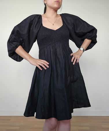 Schwarzes Kleid aus 100% Leinen, neu, Gr. M gesmokt