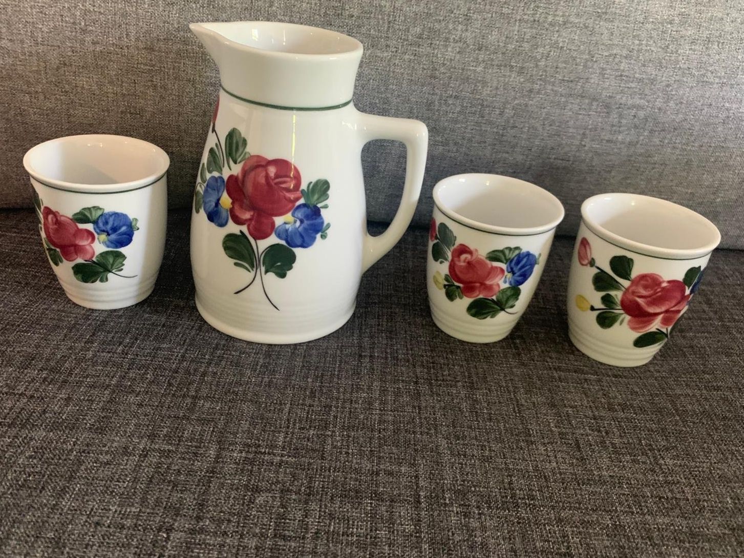 Set di piatti: 4 Teiliges Teeset – Usato da Grossdietwil venduto da fab_8bdy