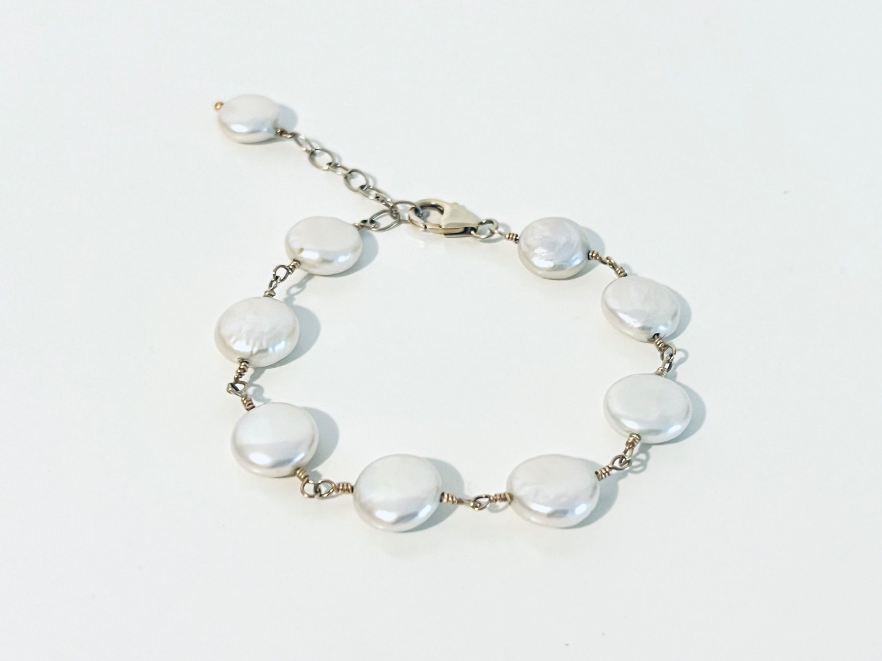 Armbänder & -reifen: Weisses Perlen Armband Vergoldet – Neu und originalverpackt aus Rüschlikon von ThereseJewelryDesign 4