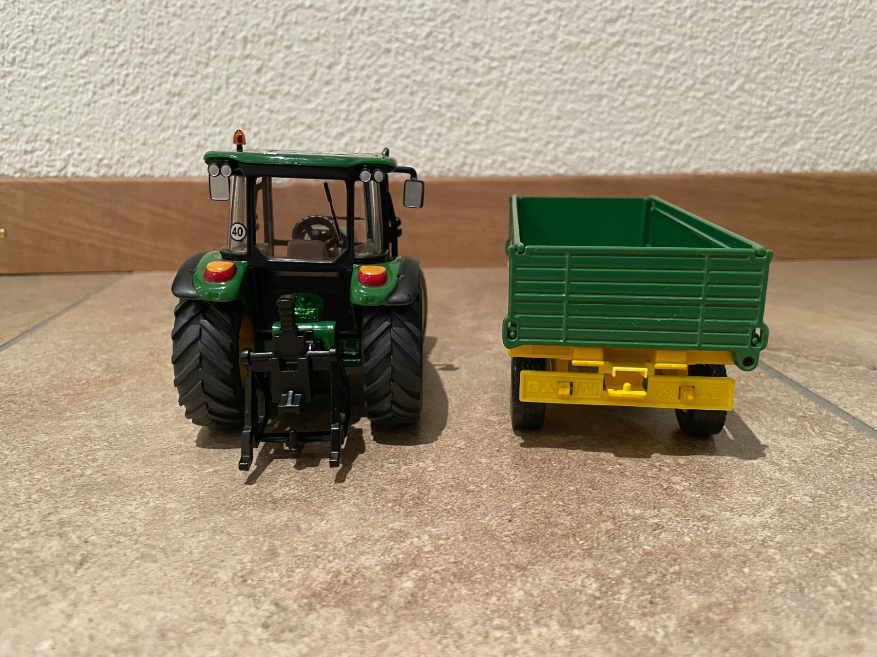 John Deere Trattori: SIKU John Deere 5820 mit Anhänger – Nuovo e nell'imballaggio originale da Kreuzlingen venduto da Stefan1150 3