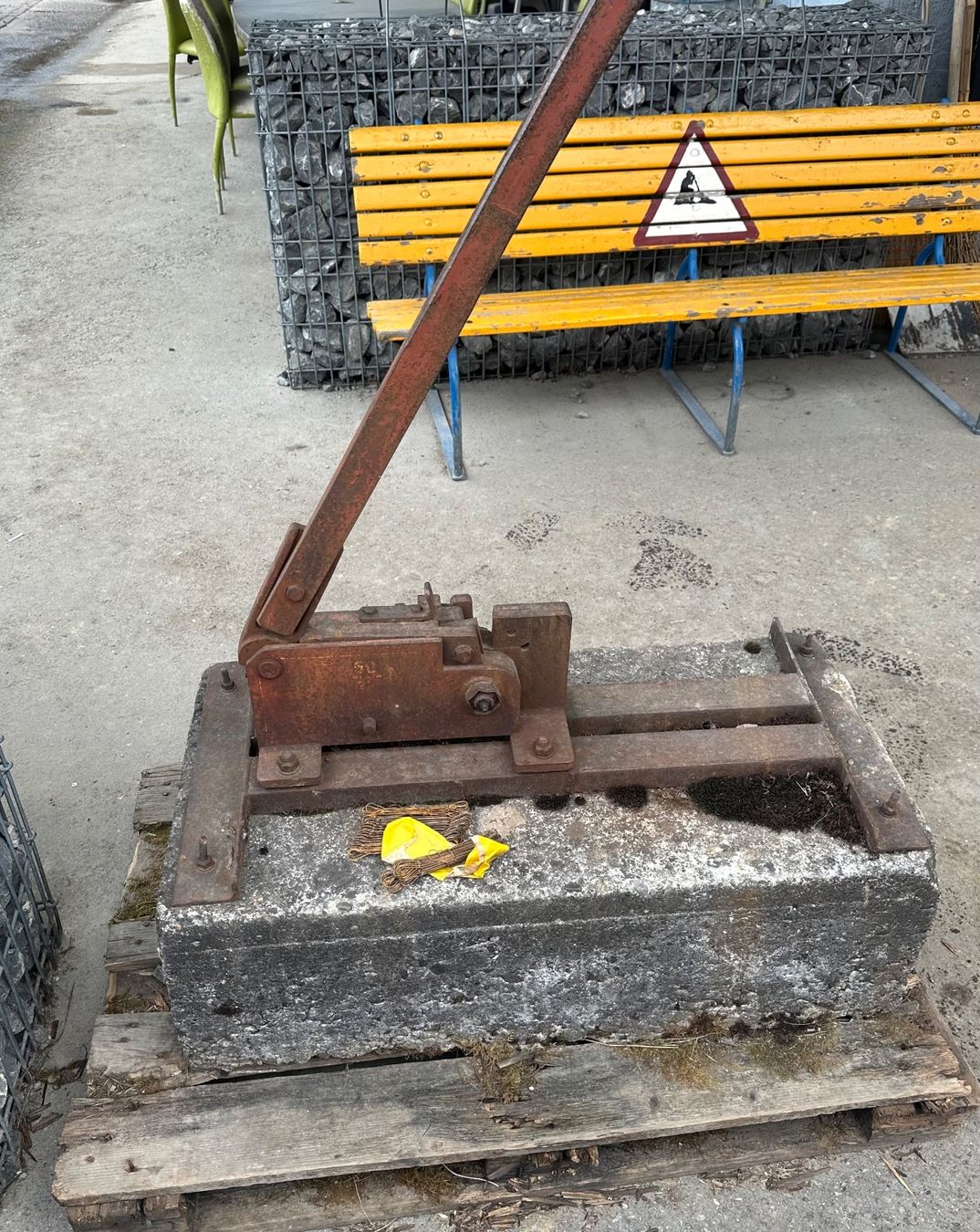 Tutti gli attrezzi: Alte Armierungs-Schere mit Betonsockel – Usato da Langnau i. E. venduto da Staelang