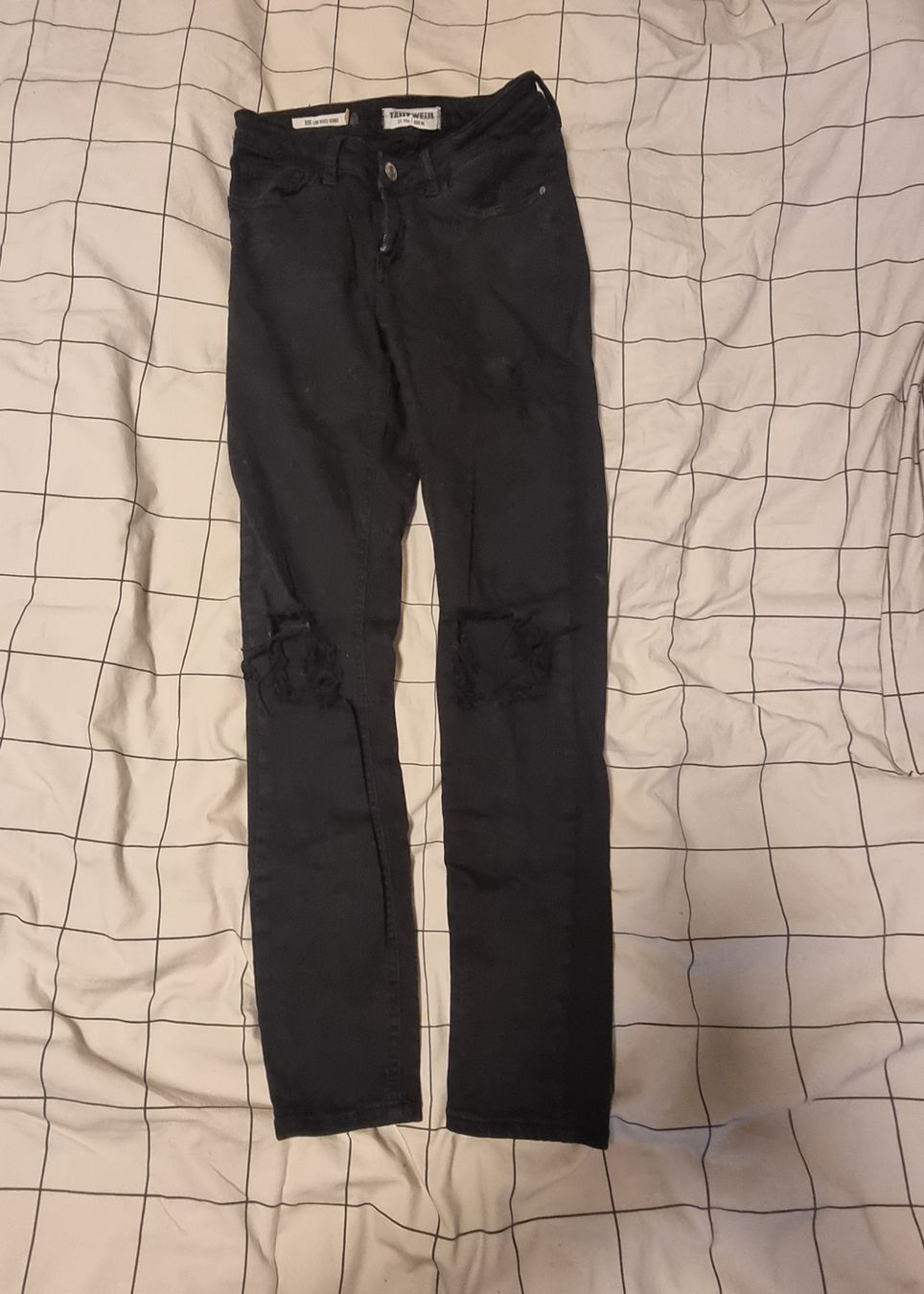 Tally Weijl Jeans: Schwarze Jeans mit Knielöcher – Usato da Derendingen venduto da Sarah.jana
