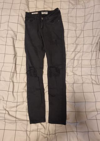 Schwarze Jeans mit Knielöcher
