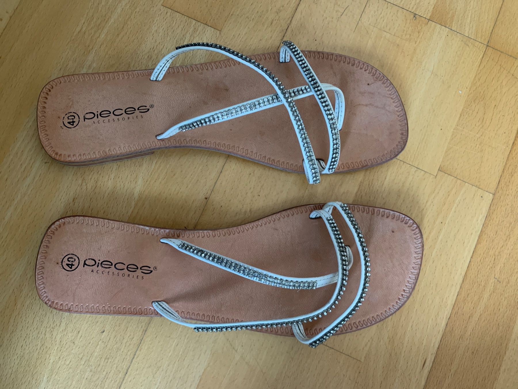 Pieces Scarpe da donna: Leder Sandalen – Usato da Rorschach venduto da eme_8swl