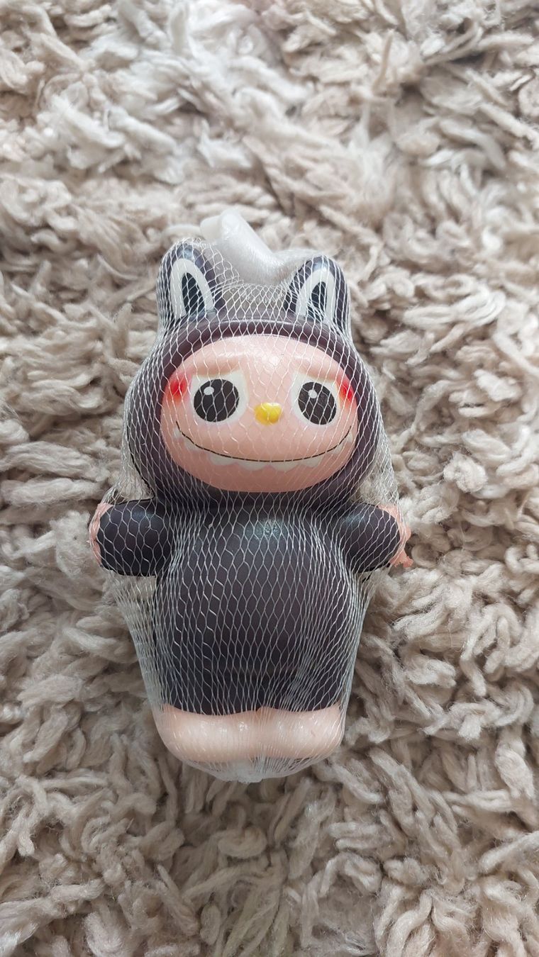 Spielzeuge: Niedliche Labubu Squishy Figur dunkelbraun – Neu und originalverpackt aus Hittnau von Razorback_1971
