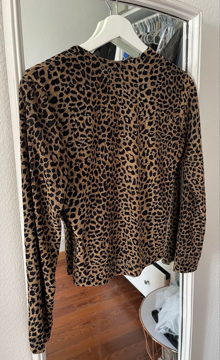Maglioni & Felpe: Damen Langarmshirt Leo-Muster Grösse M – Usato da Bern venduto da Corinn_na 1